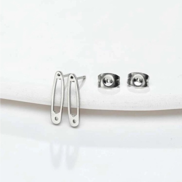 SAFETY PIN EARRINGS - Picture 3 of 3